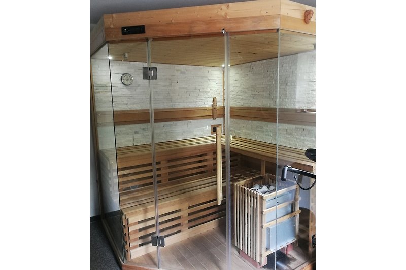 Die Sauna liegt auf der Frontseite des Hauses ,neben einem eigenem Hauswirtschaftsraum