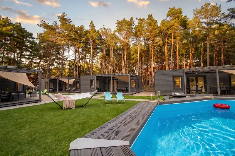 Blockhaus mit Pool, Designer-Gartenmöbeln und überdachter Terrasse
