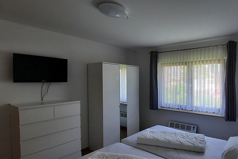 TV und Kleiderschrank im Schlafraum