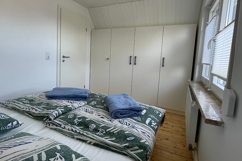 Einbaukleiderschrank im Schlafraum mit Doppelbett