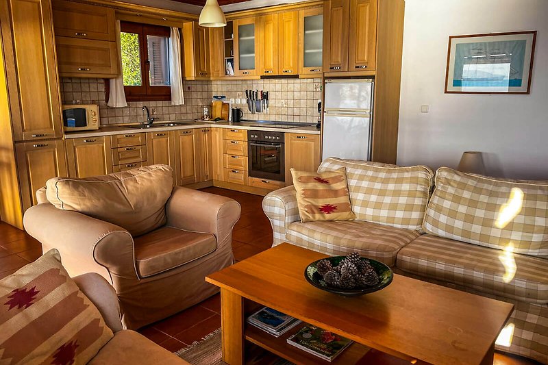 Gemütliches Wohnzimmer mit bequemer Couch und Holzmöbeln.