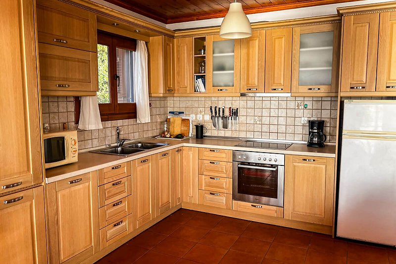 Moderne Küche mit Holzmöbeln und Granit-Arbeitsplatte.
