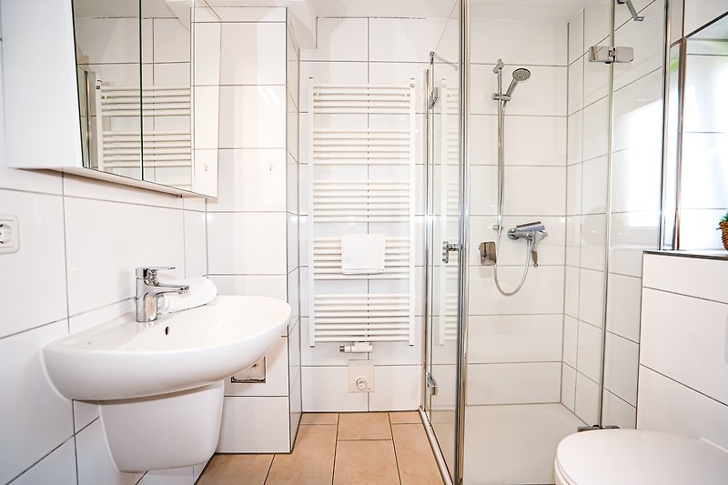 Gemütliches Badezimmer mit lila Toilette, Dusche und Waschbecken.