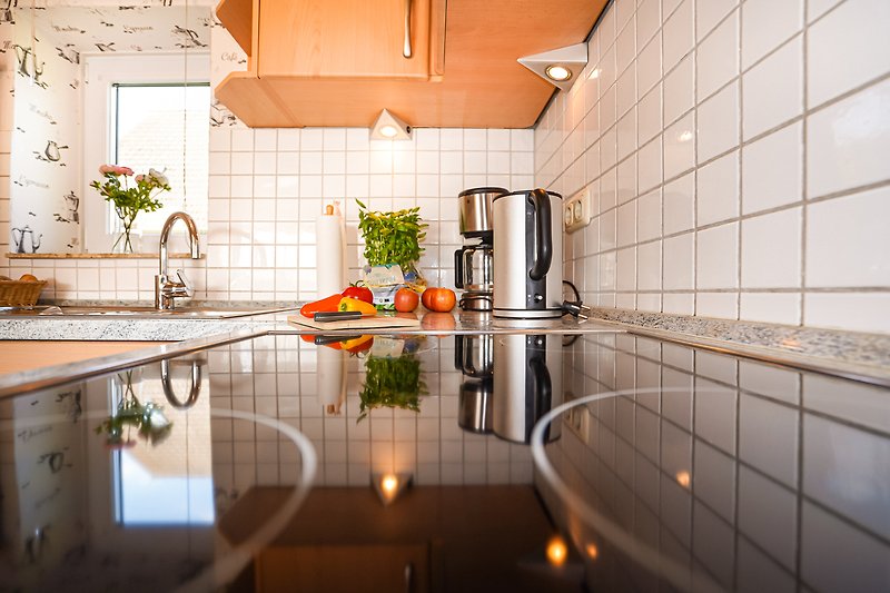 Moderne Küche mit stilvoller Einrichtung und elegantem Holzmobiliar.