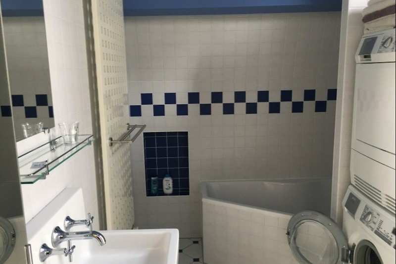 Ruime badkamer met slecht, douche, 2e toilet, wasmachine en droger