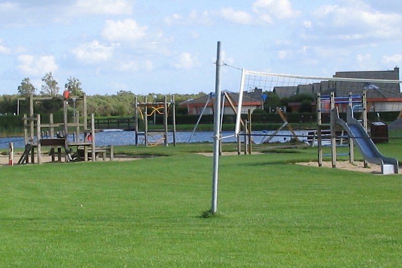 Großer Spielplatz im Park