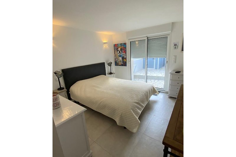 Schlafzimmer mit Bett 140 x 200