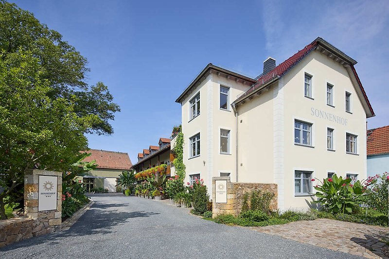 Einfahrt zum Sonnenhof, rechts eigener Parkplatz zur FEWO