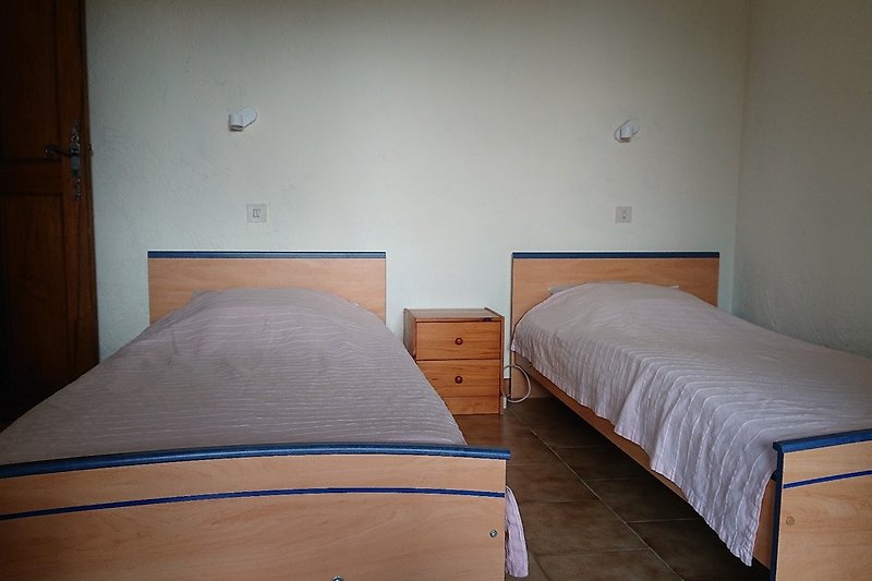 Chambre 2 avec 2 lits simples
