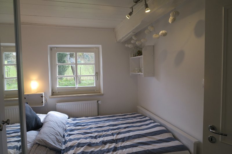 Schlafzimmer mit Queensize Bett (140x200)