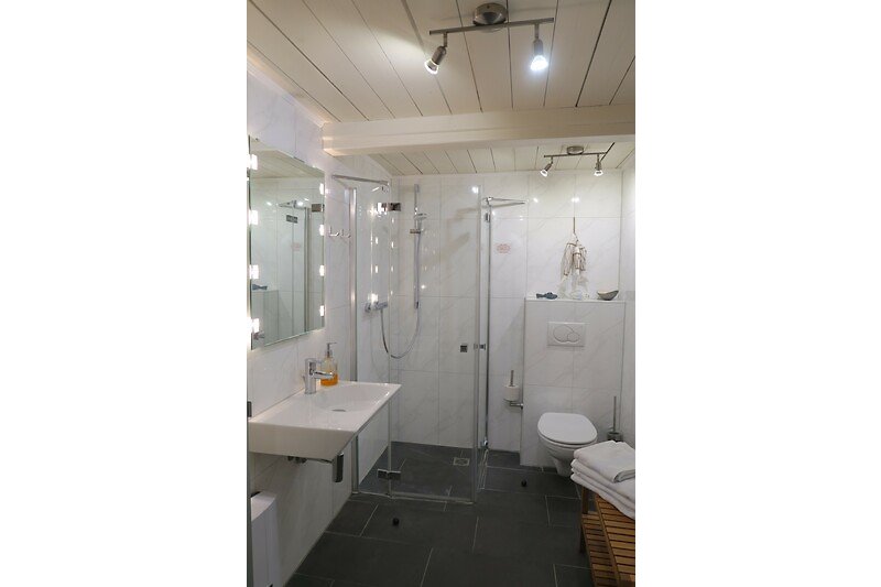 Badezimmer mit stilvollem Design