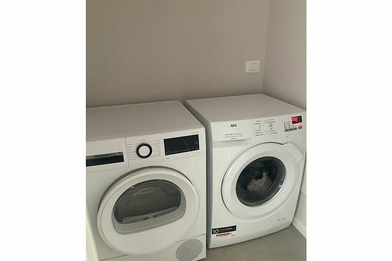 Waschmaschine und Trockner im Apartment .