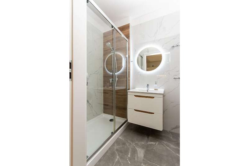 Piękna łazienka z eleganckimi meblami i nowoczesnym wyposażeniem.