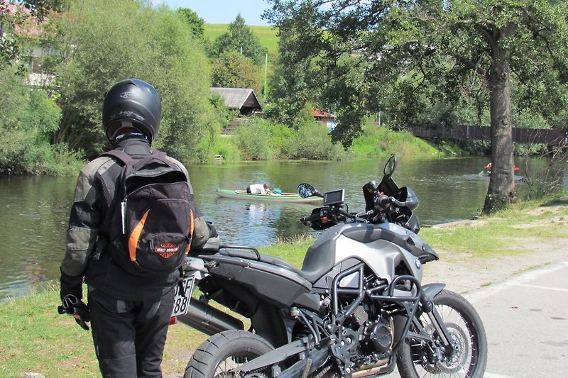 Motorrad- und Biketouren in Europas größtem Waldgebiet  