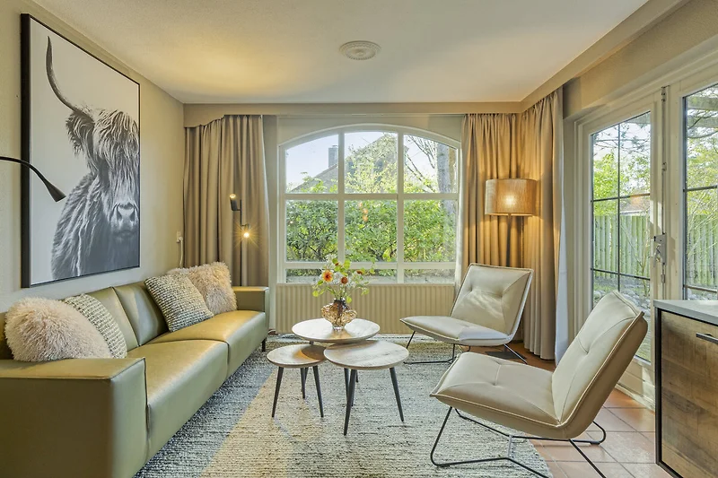 Wohnzimmer mit Holzakzenten und einladendem Sofa