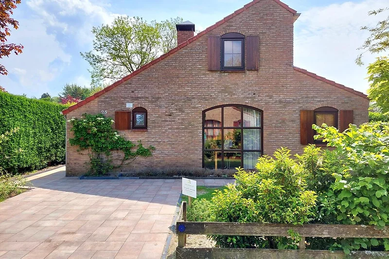 Landhaus mit begrüntem Eingang im Wohnviertel