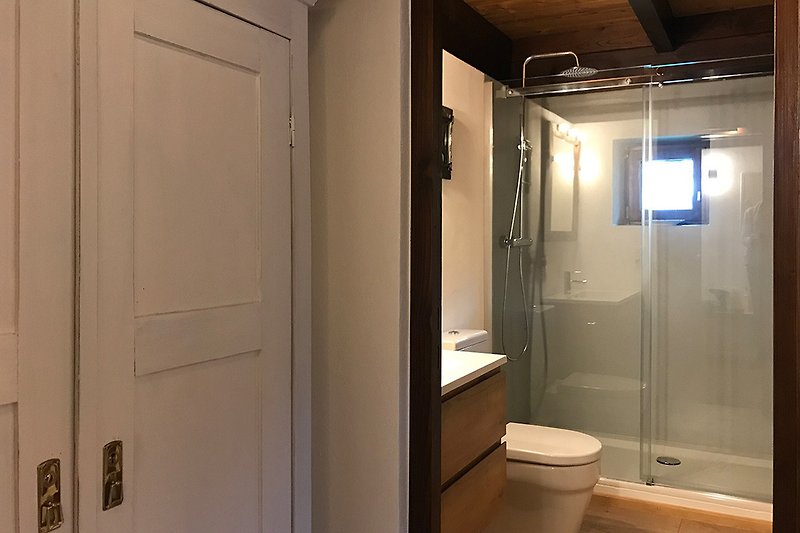 Badezimmer mit Echtholzparkett