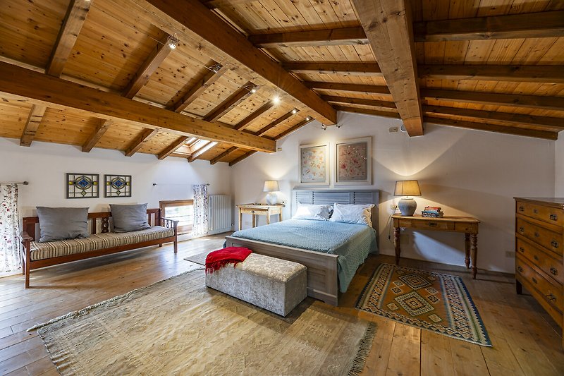 Una casa accogliente con arredi in legno, un comodo divano e una lampada da tavolo.