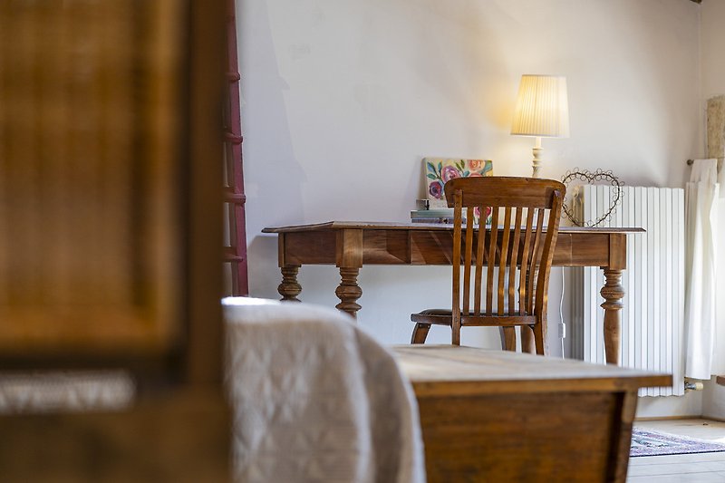 Un interno luminoso con mobili in legno e una lampada da tavolo.