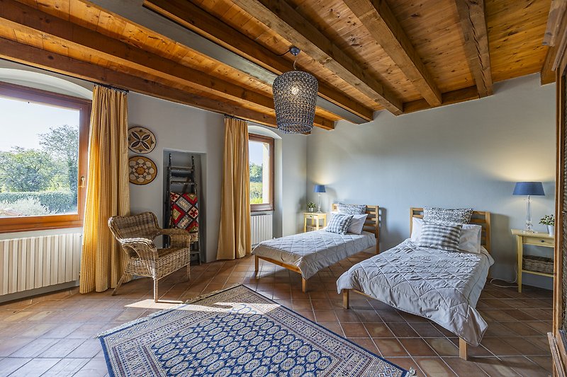 Una stanza elegante con arredamento in legno e una luce naturale.