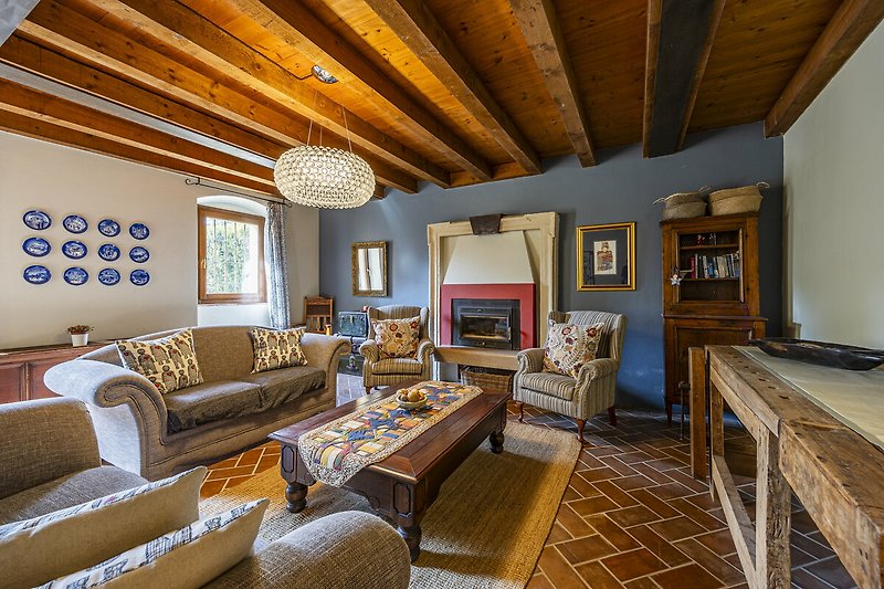 Un'immagine di un soggiorno accogliente con mobili in legno e una decorazione d'arte.
