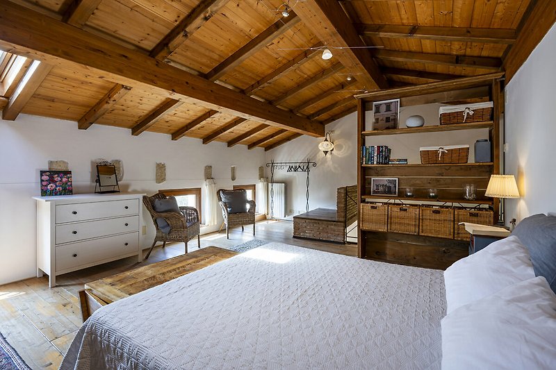 Una camera da letto accogliente con mobili in legno e un comodo letto.