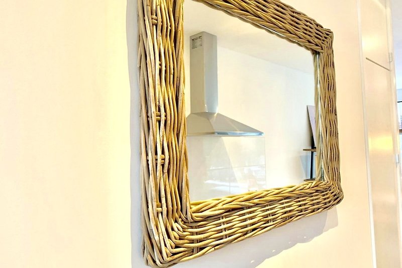 Schönes Zimmer mit Kunst, Holz und Glas. Stilvolles Design und Spiegel.