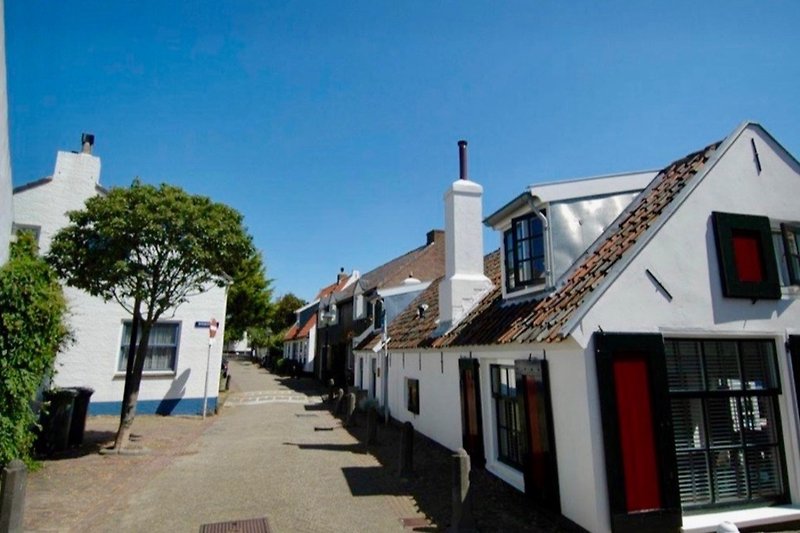 In einer der malerischten Strassen von Zandvoort liegt, nur  300 meter vom Strand entfernt, ein völlig frei stehendes Altes Fischerhaus.