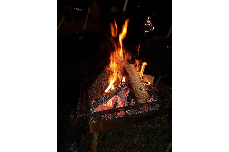 Genießen Sie die Wärme und Gemütlichkeit eines Lagerfeuers im Freien. Perfekt für entspannte Abende und gesellige Veranstaltungen.