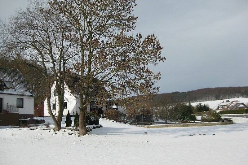 Een winters landschap met vakantiehuis Hoch auf dem Berg....