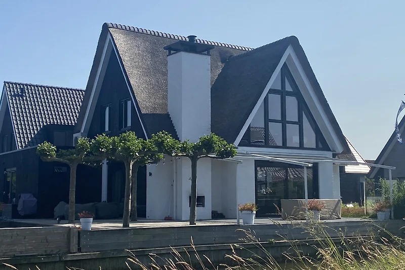 Stilvolles Haus mit großem Garten und moderner Architektur.
