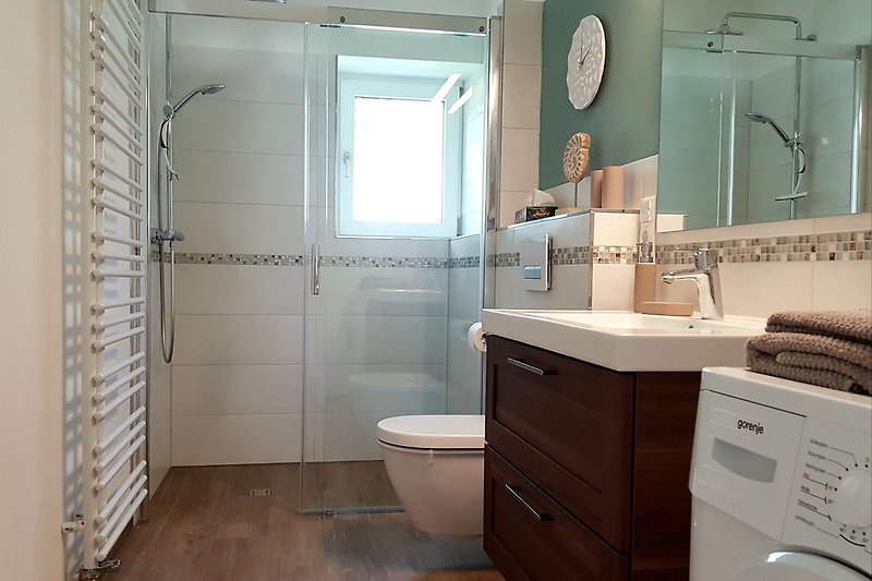 Bad, Dusche mit WC (intergr. Geruchsabsaugung) und Waschmaschine, Fußbodenheizung + Handtuchheizkörper+ Infrarotstrahler