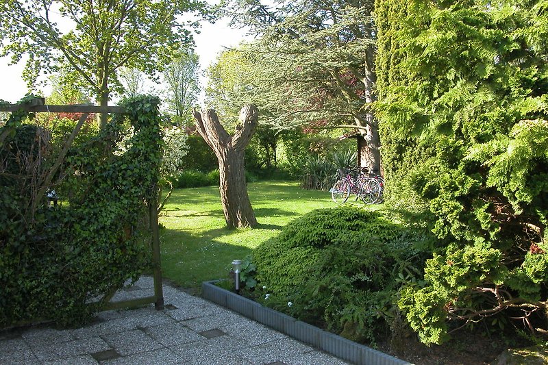 Schönes Ferienhaus umgeben von grüner Natur und gepflegtem Garten.