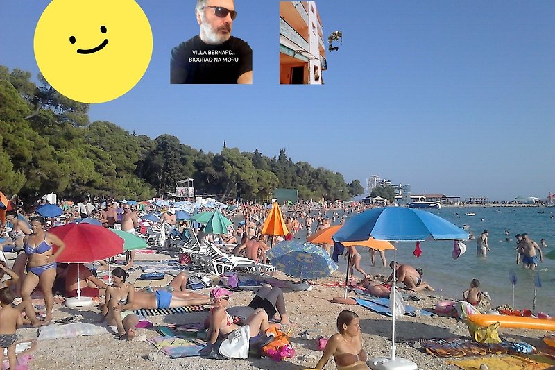 Strandvergnügen: Menschen, Sonnenschirme, Meer und Sommerfreude!