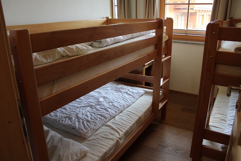 Schlafzimmer mit 2 Stockbetten