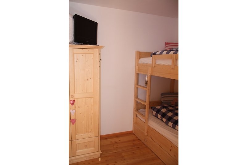 Schlafzimmer mit Stockbett - Achtung - Durchgang ins Doppelbettzimmer