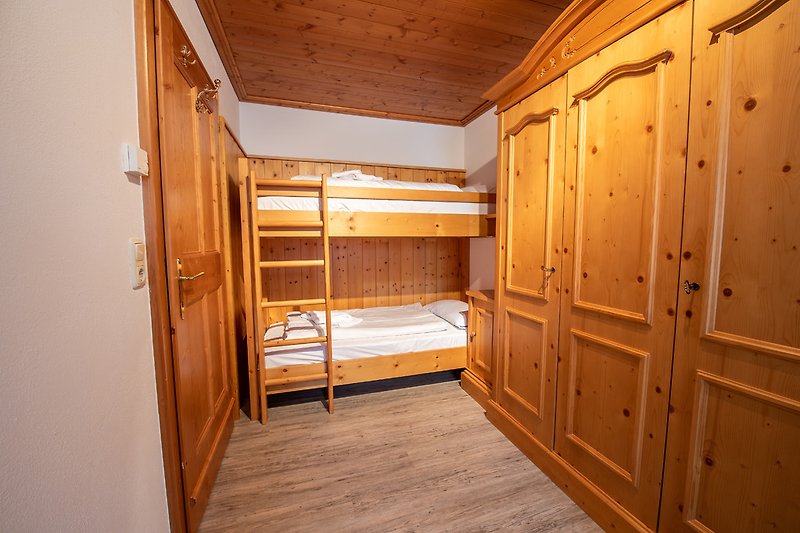 Schlafzimmer mit einem Stockbett und Einzelbett