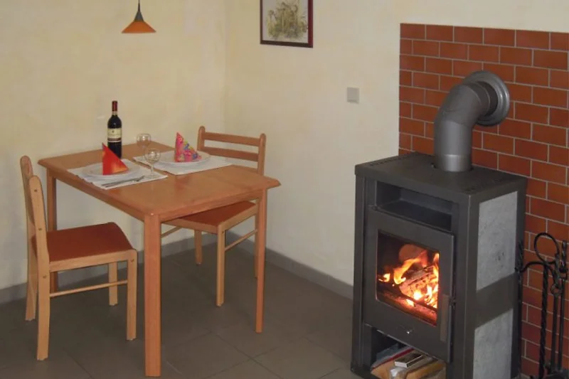 Eethoek en open haard in het vakantiehuis GEbind