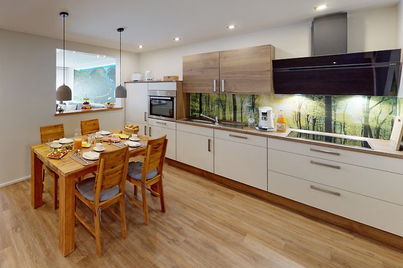 Moderne Küche mit eleganten Möbeln und Holzarbeitsplatte.