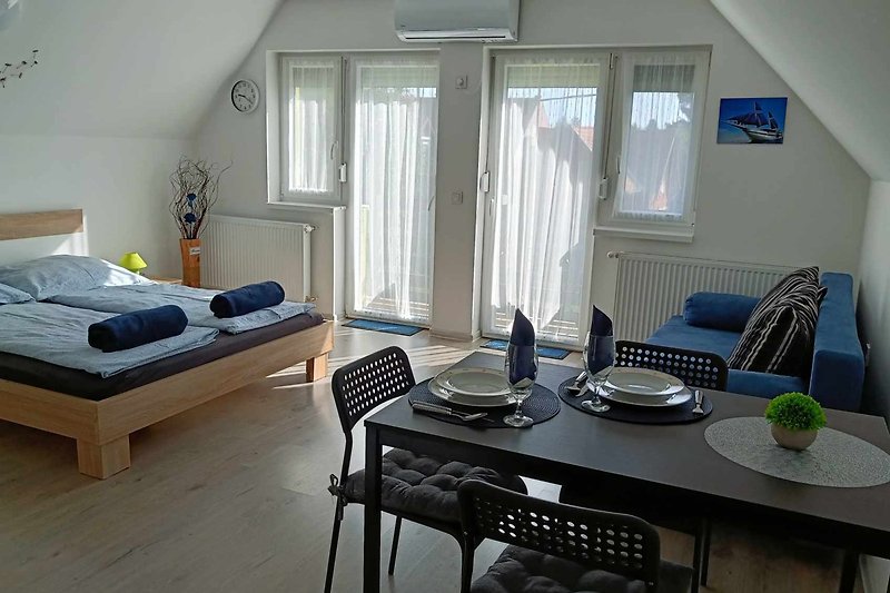 Elegantes Wohnzimmer mit bequemer Couch, stilvoller Lampe & gemütlichem Ambiente.