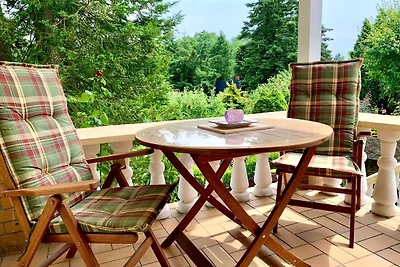 Haus am See mit Kamin in