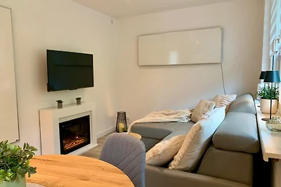 Modernes Waldhaus am Wasser I