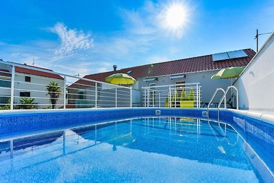 Villa Dragica mit Pool auf Terasse