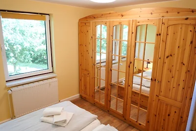 "Goldenes Haus am See mit Boot"