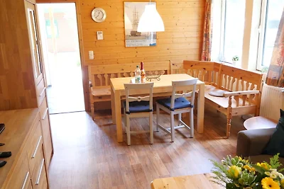 "Goldenes Haus am See mit Boot"