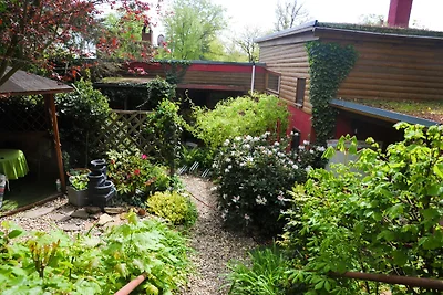 Rotes Kreativ-Ferienhaus