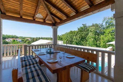 Villa mit eingezäuntem Garten und