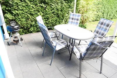 "Blaues Haus am See mit Boot"