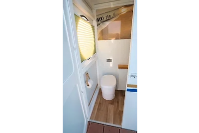 Hausboot als Festlieger im Hafen