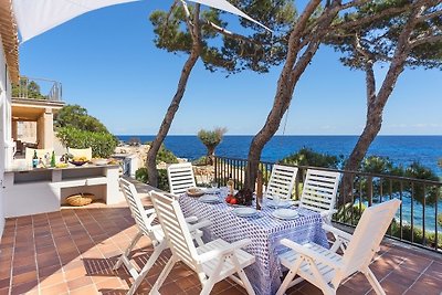 Mallorca front line villa sea